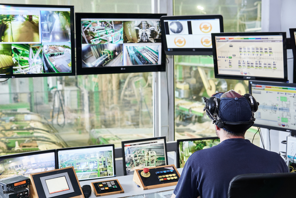 Inneos | Video Over Fiber Makes the Difference in Industrial Environments Man sitting at computer screens monitoring an industrial facility.