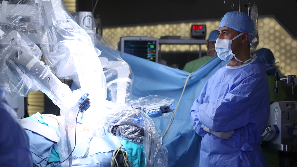 Inneos | Revolutionizing Medical Applications: Optical WDM Subsystems Enhancing Surgical Precision and Visualization Surgeon monitoring a robotic, minimally invasive surgery where optical WDM is being used.